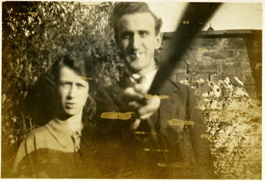 selfie-sticks-handy-gadgets-idiot-sticks-or-narcissi-sticks-theflyingtortoise